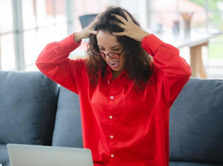 african-american-business-woman-with-problem-from-work-unhappy-emotional-concept_1192423-5112.jpg
