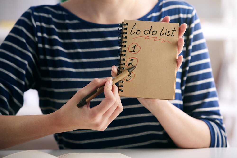 female-writing-list_700248-21825.jpg